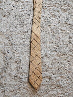Wheat colored tie